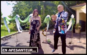 Duo de Gamme, artistes du Loiret chantent en extérieur pour un foyer-logement