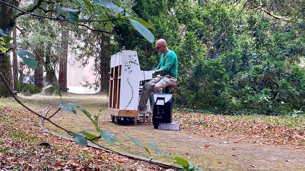 DELMAS richard, musicien, Pianiste chanteur dans le Loiret, à l'arboretum des barres à Nogent sur vernisson