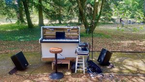 Installation du piano pour le concert avec richard DELMAS Pianiste chanteur dans le Loiret, à l'arboretum des barres à Nogent sur vernisson