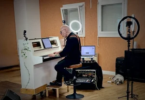 Pianiste chanteur en Ehpad Richard Delmas, anime les après-midis dans tous les EHPAD de la région centre en prestation piano voix