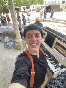 Richard Delmasd, en pleine installation pour son concert à Châteauneuf-sur-Loire