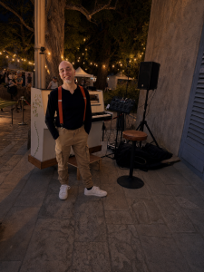 L'artiste, Richard Delmas, pianiste, chanteur devant son piano après le concert en piano à Châteauneuf-sur-Loire