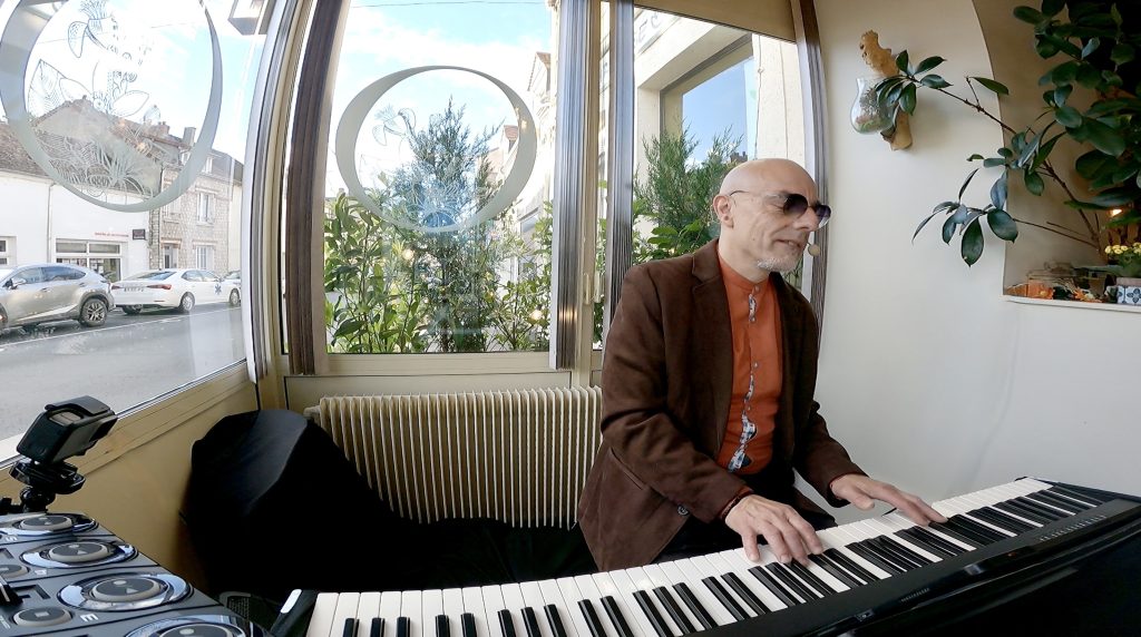 Richard Delmas, présente son cover, piano voix de Claude Nougaro : Armstrong
